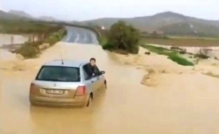 A Raddusa, camionista paternese mette in salvo nonno e nipoti, con l'auto intrappolati dal fango